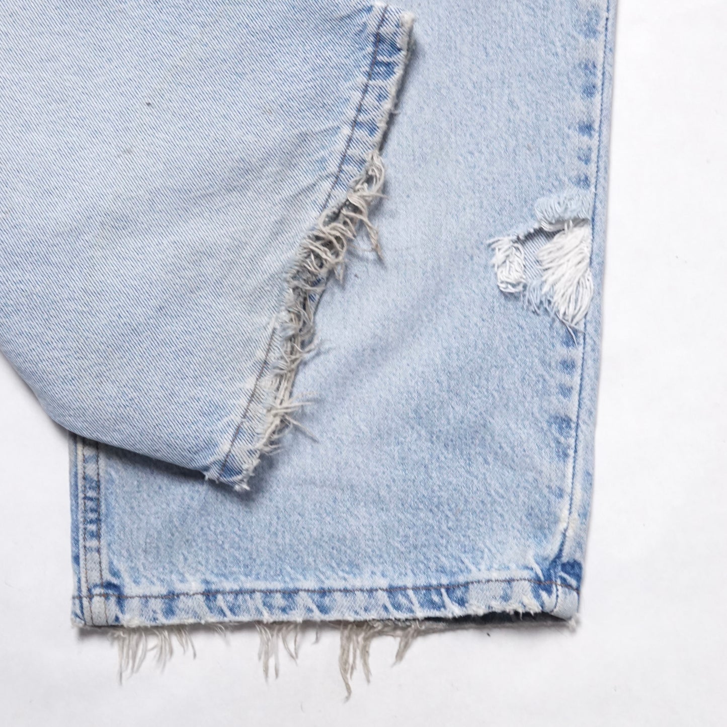 1990s Levi 595 "Light Wash" Size: 36W/35L