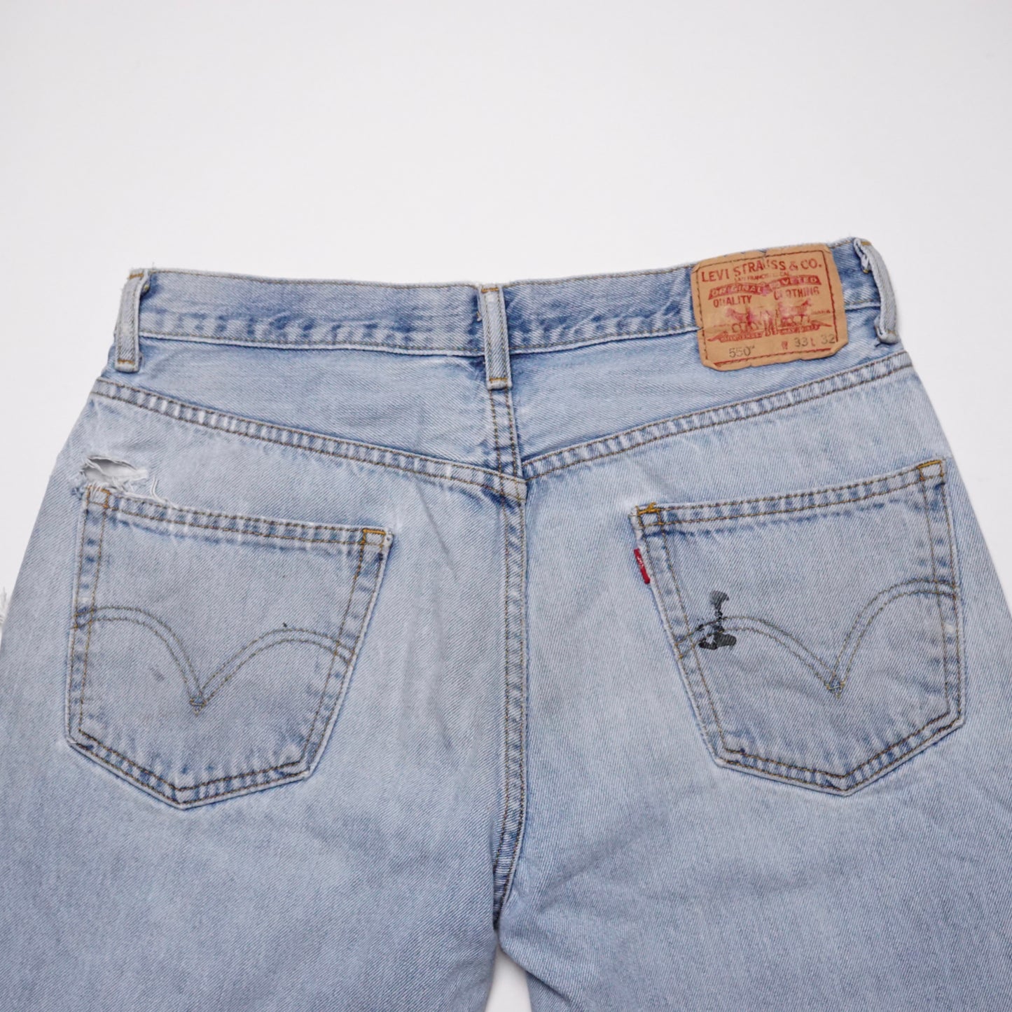 2000s Levi 550 "Distressed" Size: 33W/32L