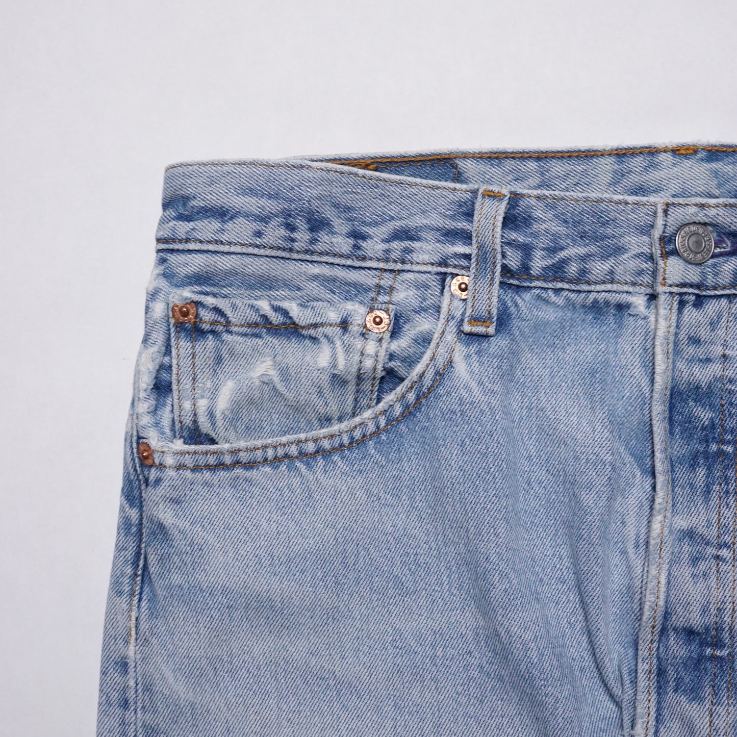 1990s Levi 501 “Light Wash” Size: 31W/30L