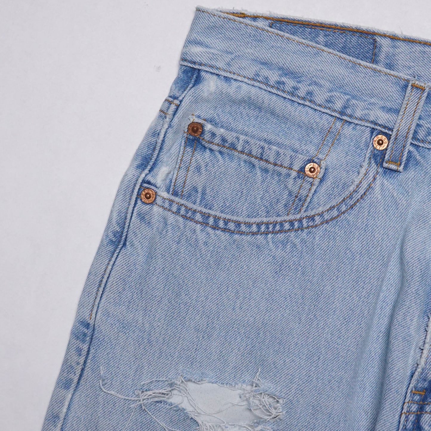1990s Levi 550 "Light Wash" Size: 31W/32L