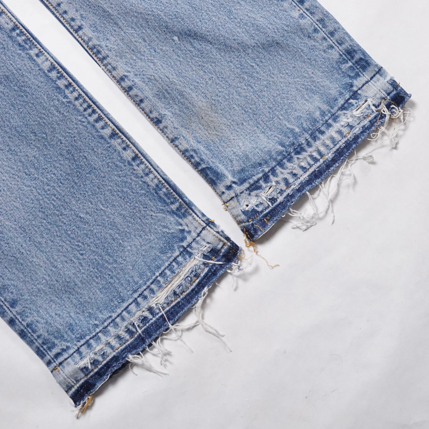 2000s Levi 501 "Distressed" Size: 28W/32L