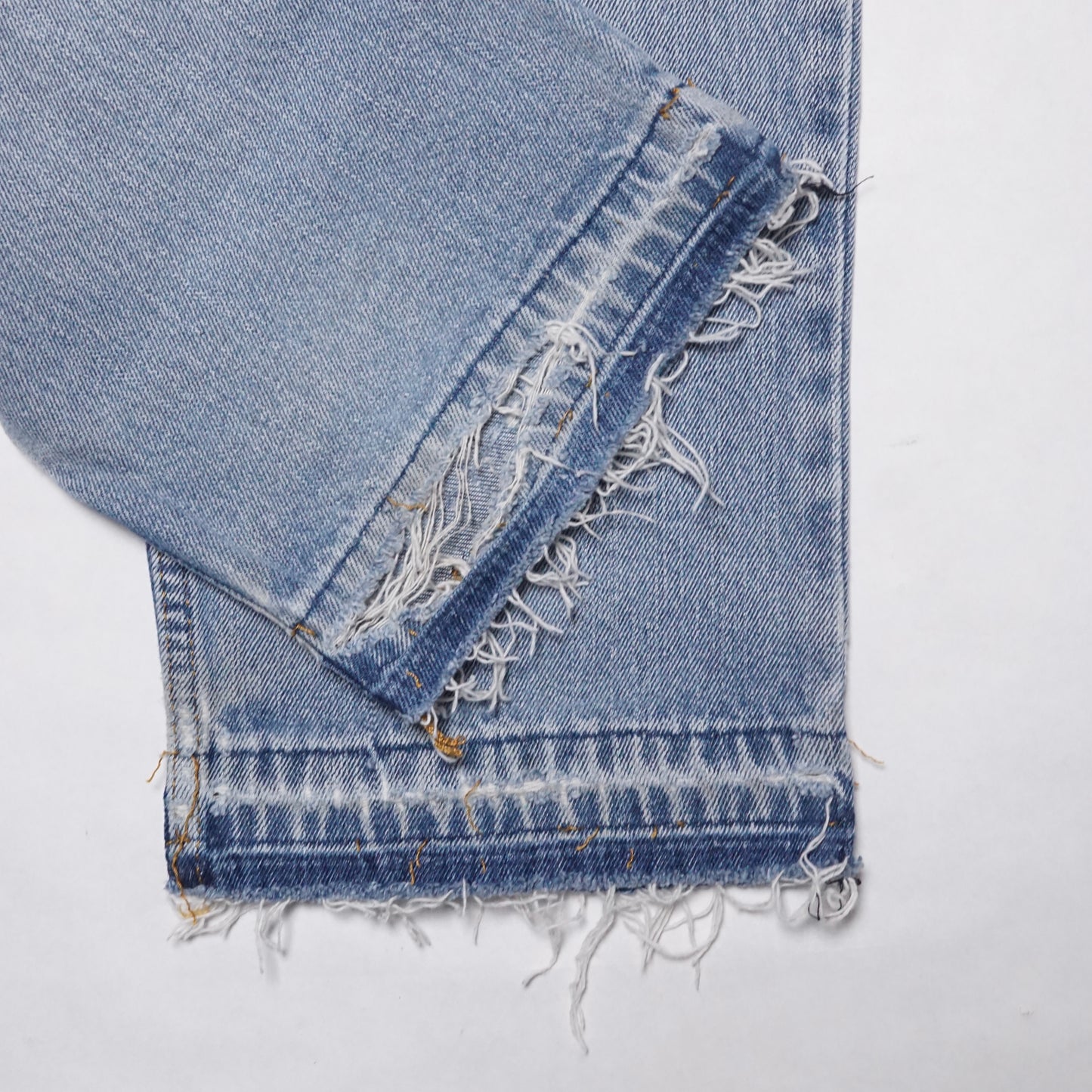 2000s Levi 550 "Distressed" Size: 32W/33L