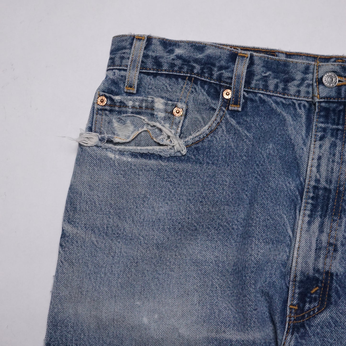 1990s Levi 505 “Light Wash” Size: 36W/32L
