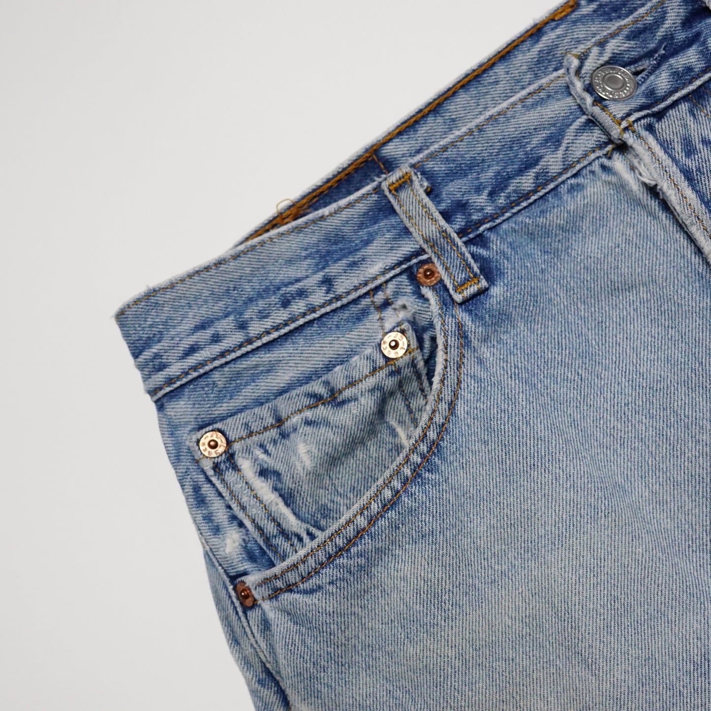 1990s Levi 501 "Light Wash" Size: 31W/32L